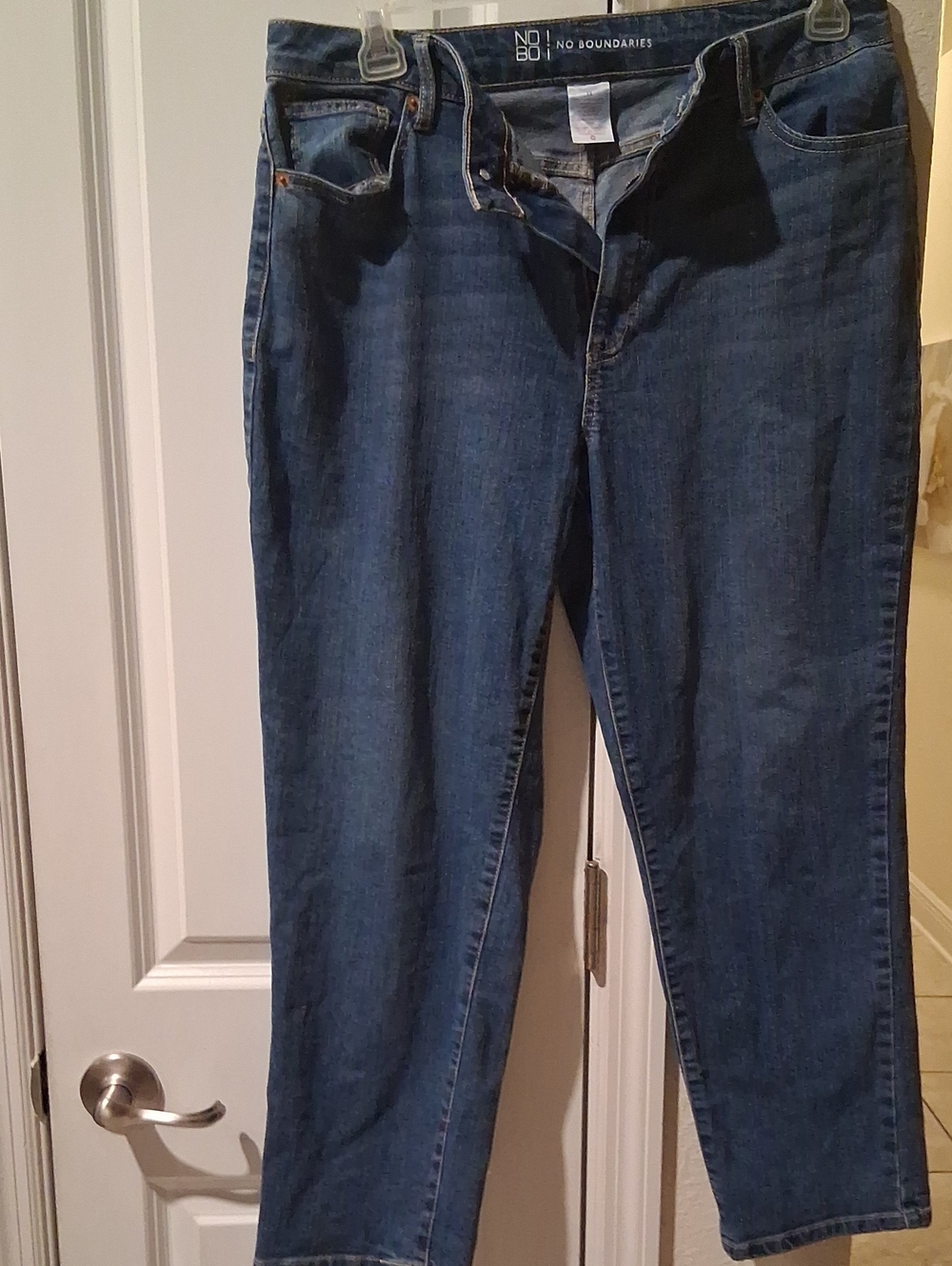 J: No Boundaries Women's Medium/Dark Blue Straight Leg Jeans